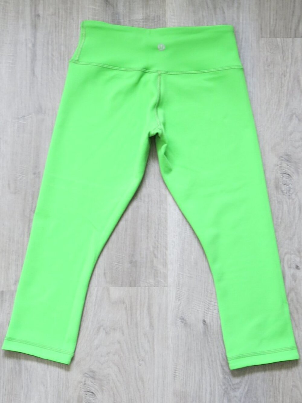 Lululemon Athletica Black Green Reversible Capri Crop Pants - Size 4